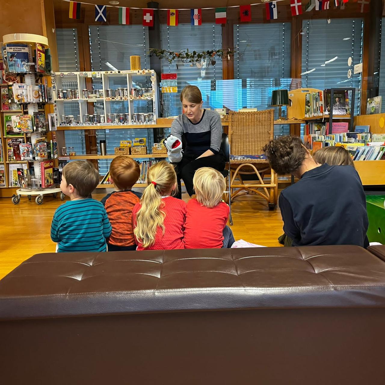 Kinder hören zu als Hörbi eine Geschichte ihnen vorliest.